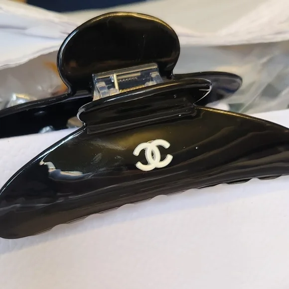 CHANEL Glossy Black Hair Clip - Picture 2 of 2